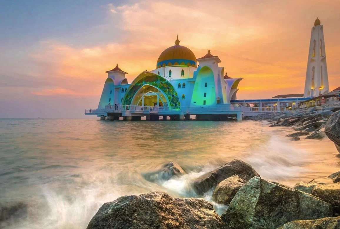 Top Mosques in Malaysia with Breathtaking Views: Explore Beautiful Scenic Wonders