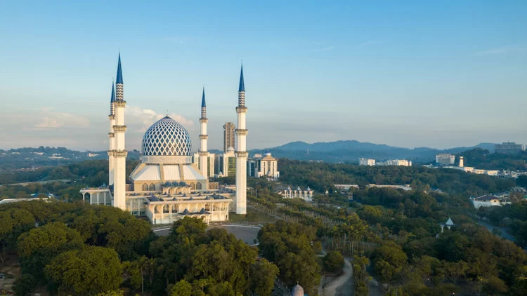 Exploring the Architectural Beauty of Mosques in Malaysia: A Journey Through Islamic Architecture