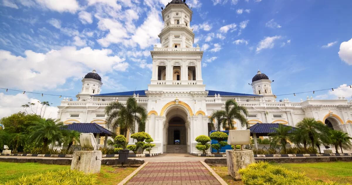 Visiting the Stunning Al-Ikhlas Mosque in Johor Bahru: A Hidden Gem for Travelers