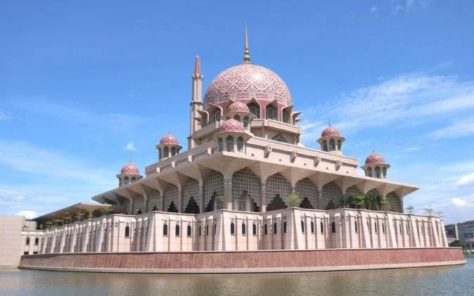 How to Explore the Artistic Aspects of Islamic Mosques in Malaysia