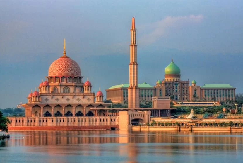 How to Visit the Iconic Mosques in Malaysia for Historical Understanding