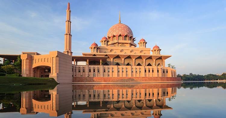 How to Explore Malaysia’s Famous Mosques During a Religious Tour: Top Destinations and Insights