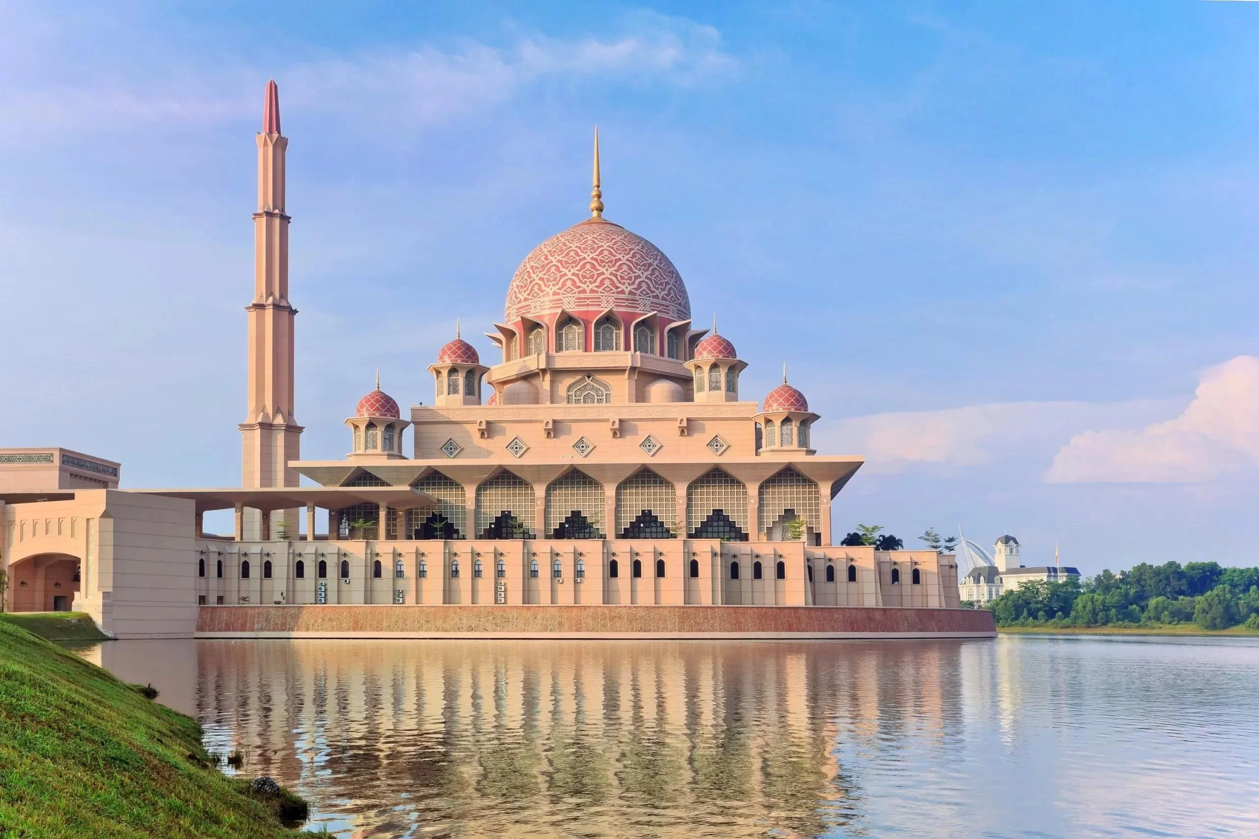 Learning About Islam at Malaysia’s Mosques: A Cultural Exploration