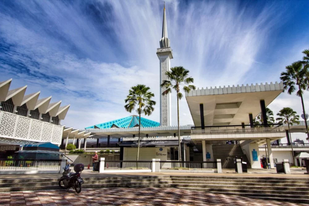 Explore Mosque Tours with Local Malaysian Cuisine: A Unique Travel Experience