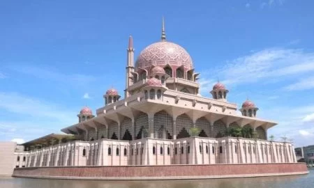 Best Mosques in Malaysia to Visit for a Quiet Spiritual Retreat – A Guide to Serene Islamic Architecture
