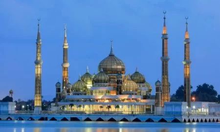 How to Prepare for Mosque Visits in Malaysia: A Traveler’s Guide