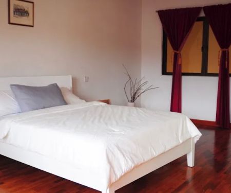 GRAYHAUS 32 Guest House