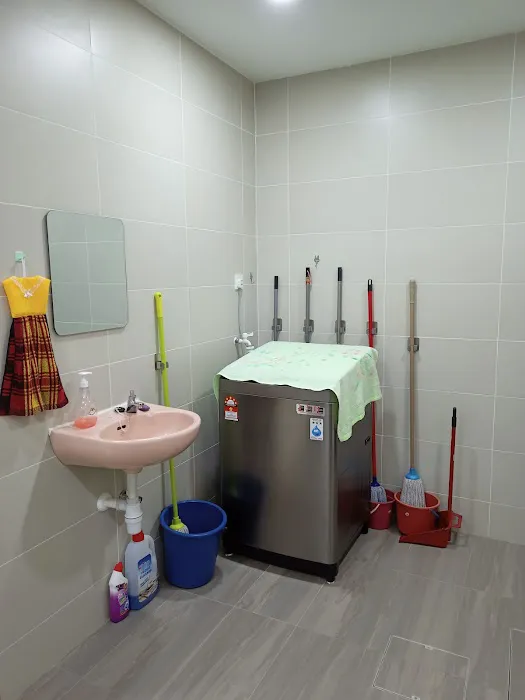 Cosy 4-bedroom residential home with air-cond Picture 1