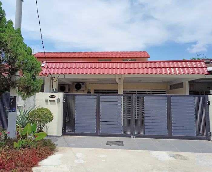 Cosy 4-bedroom residential home with air-cond Picture 2