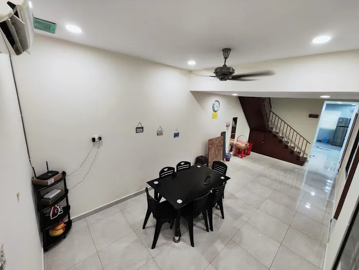 Cosy 4-bedroom residential home with air-cond Picture 4