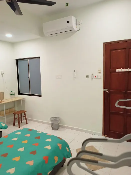 Cosy 4-bedroom residential home with air-cond Picture 8