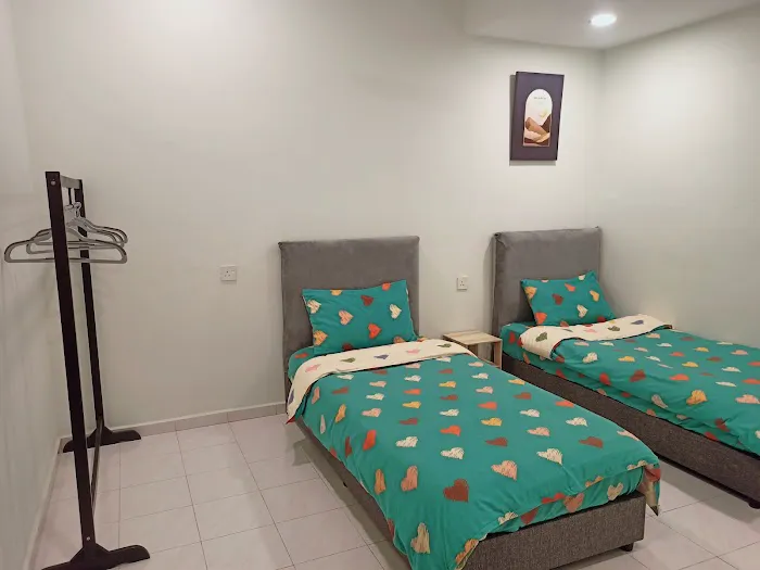 Cosy 4-bedroom residential home with air-cond Picture 3