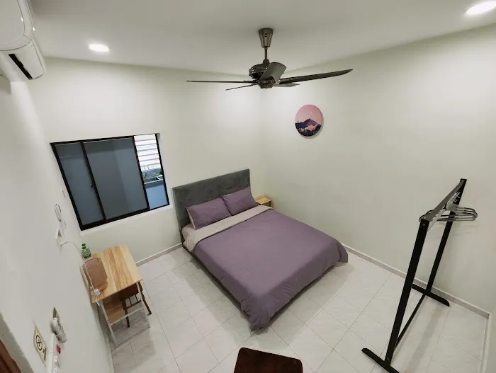Cosy 4-bedroom residential home with air-cond Picture 9