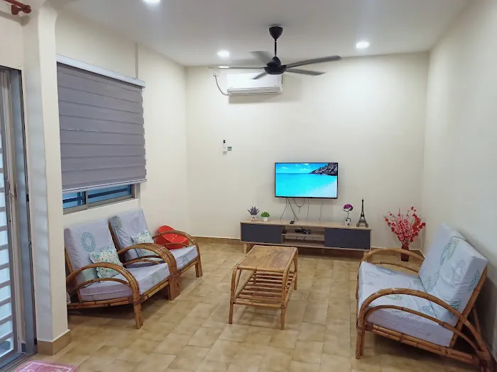 Cosy 4-bedroom residential home with air-cond Picture 10