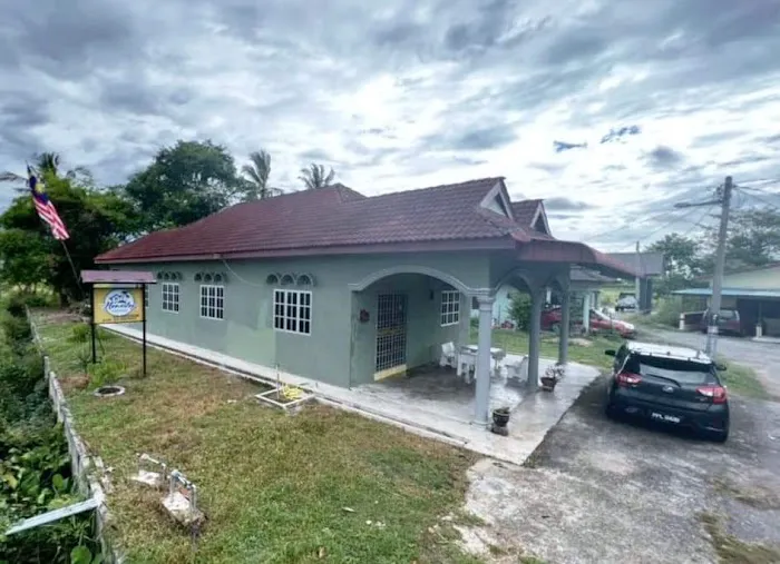 Homestay Hassani Kepala Batas Picture 1