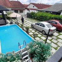 Drive - Inn Suites ico