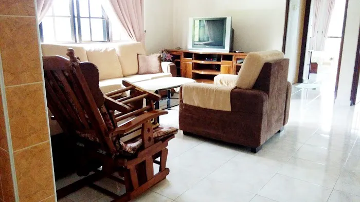 Yellow House Apartment Picture 4