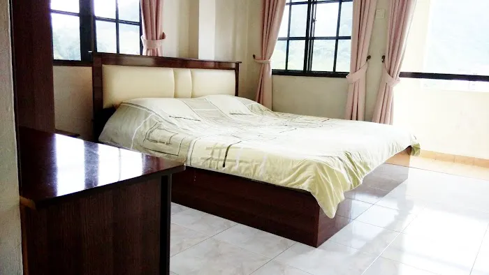 Yellow House Apartment Picture 3