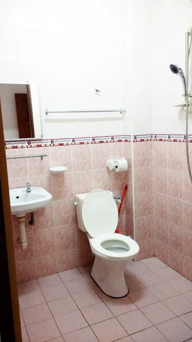 Yellow House Apartment Picture 2