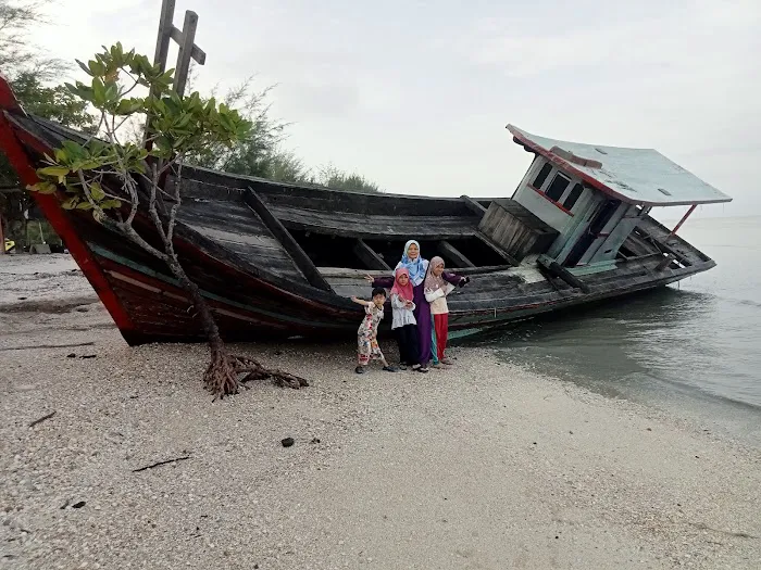 Abandoned Boat Picture 1