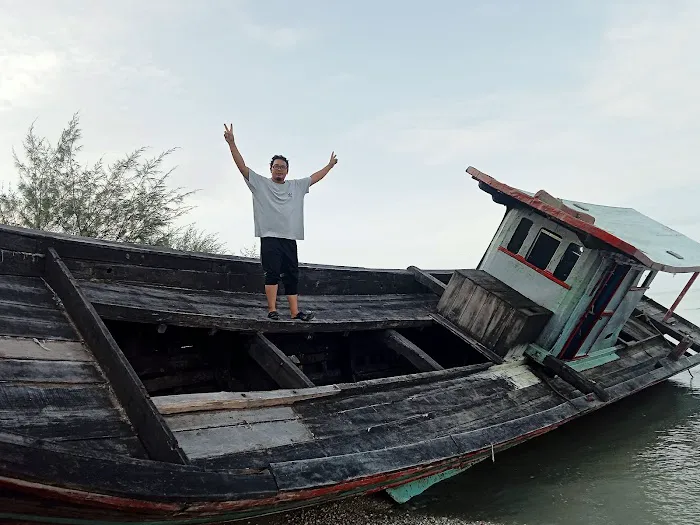 Abandoned Boat Picture 6