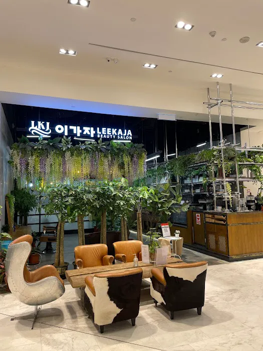 Shoppes at Four Seasons Place Picture 6