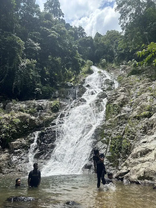 Jeram Perlus Waterfall Picture 4
