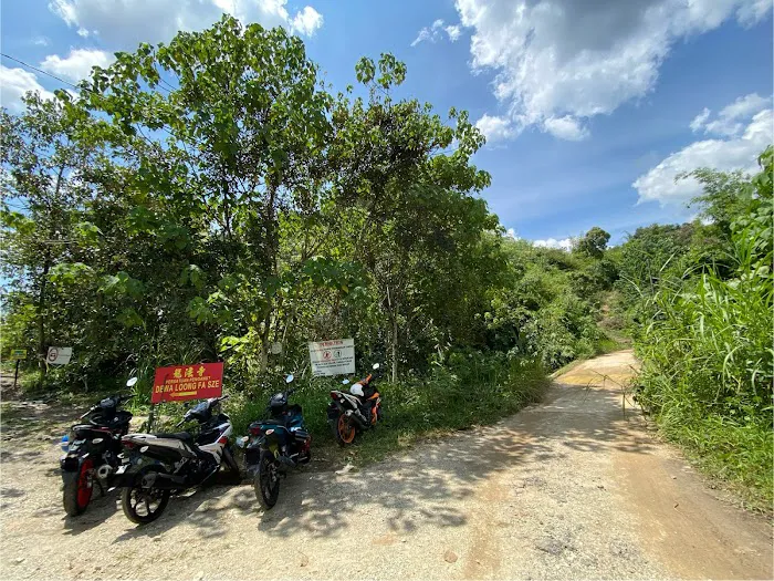 Trail Head to Batu Bertenggek Waterfall Picture 2