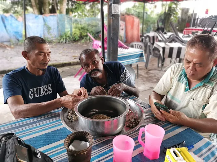 Nasi lemak abg aziz /pisang/keladi goreng padu.... Picture 1