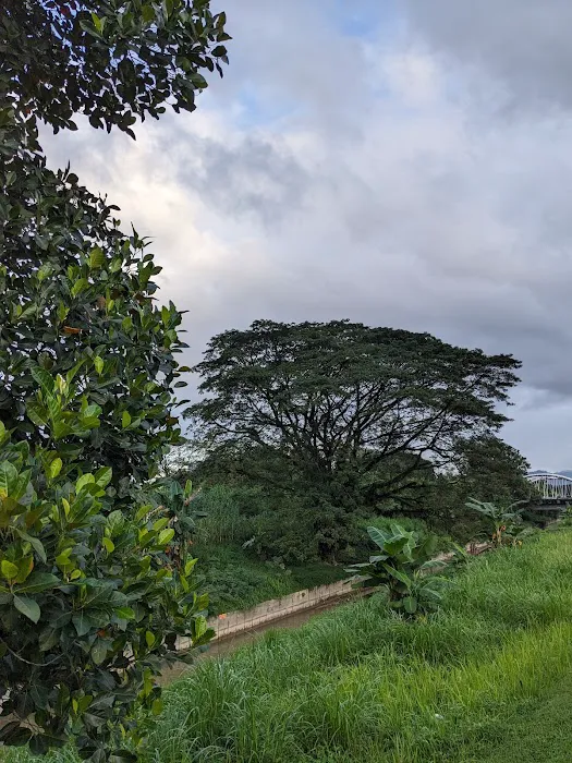 Metropolitan Batu Park Side Entrance Picture 5