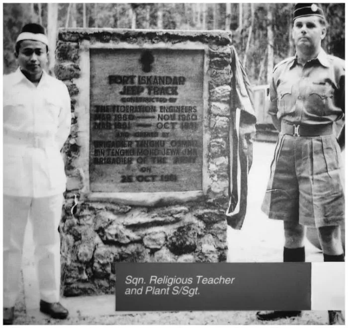 Tugu Peringatan Fort Iskandar Jeep Track Picture 1