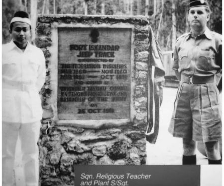 Tugu Peringatan Fort Iskandar Jeep Track