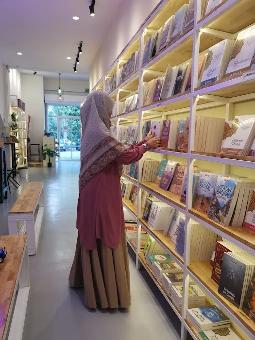 JEJAK Buku & Kopi Picture 10