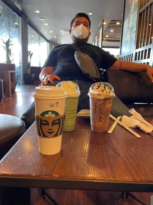 Starbucks Lingkaran Karak DT Petronas Picture 3