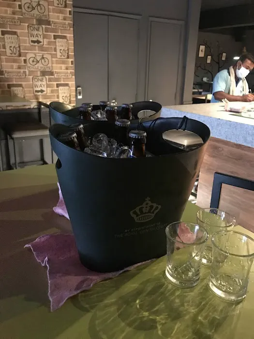 B.Boss Pub & Lounge Picture 5