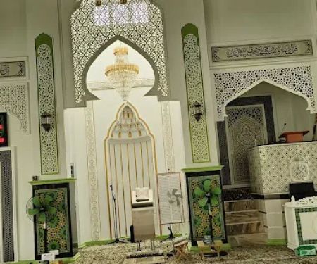 Al-Muqarrobin Mosque (Town Mosque)
