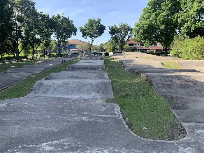 BU7 Outdoor Community Park Picture 7