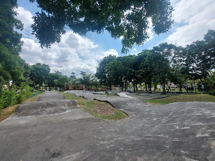 BU7 Outdoor Community Park Picture 2