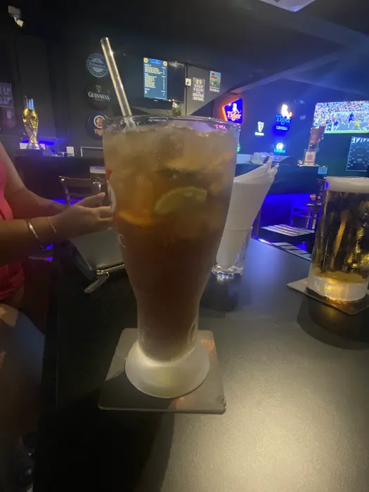 Hangout Sports Cafe & Bar Picture 1