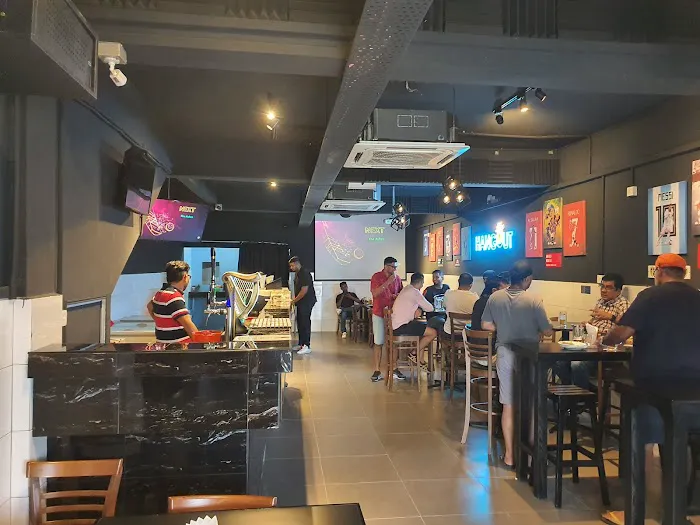 Hangout Sports Cafe & Bar Picture 8