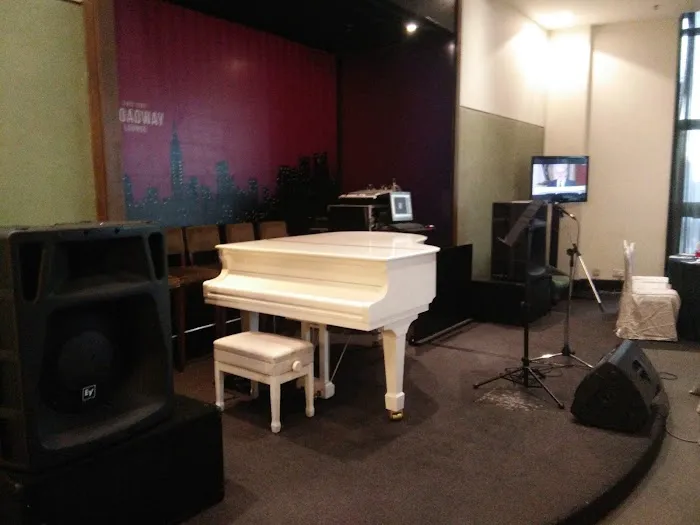 Broadway Lounge Picture 4