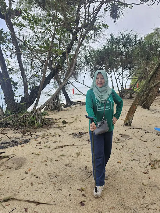 Pelindung Beach Trail Picture 4