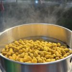 Halimatussa'adiah coklat dan manisan