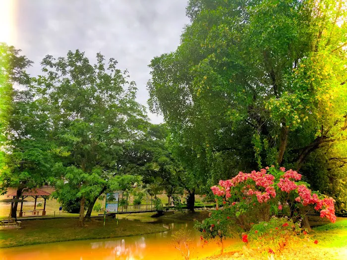 Jempol Lake Garden Picture 2