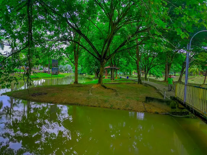 Jempol Lake Garden Picture 3