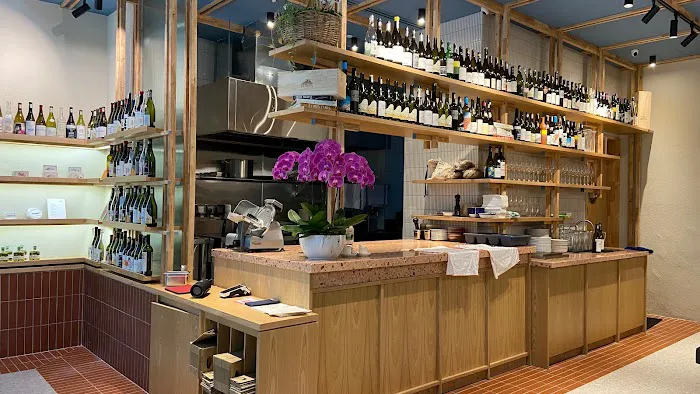 Basic Wine Store Picture 8