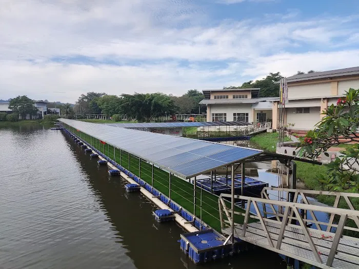 Tasik Fakulti Kejuruteraan UPM (full with biawak) Picture 1