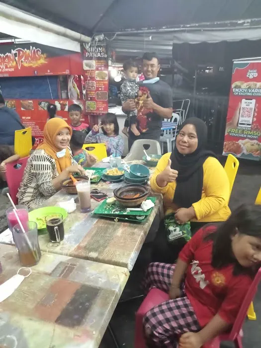 AE Steamboat & Noodle's Picture 8