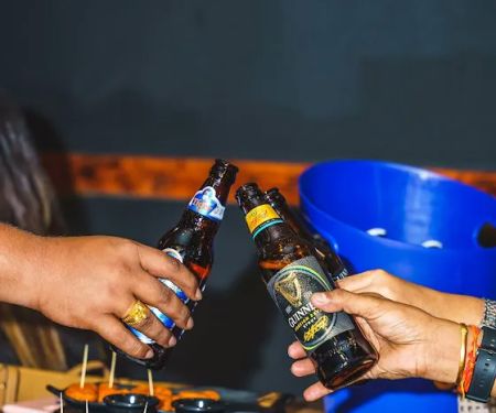 White Horse Bar & Cafe