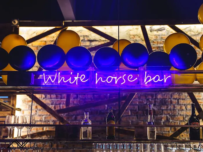 White Horse Bar & Cafe Picture 7